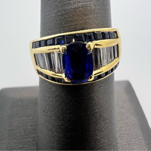 18k Yellow Gold Diamond & Sapphire Ring - Picture 2 of 10